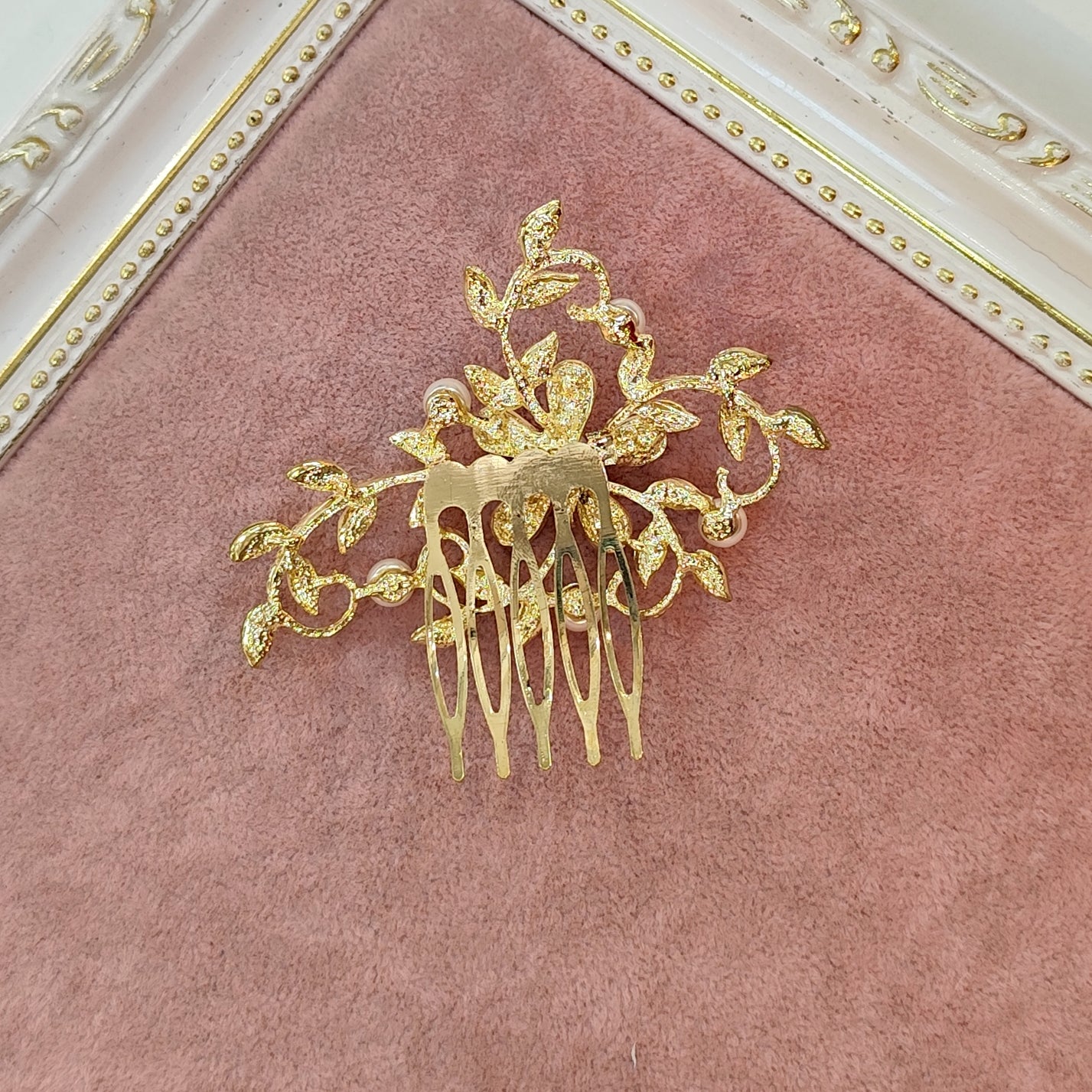 Arranjo com pérolas e cristais dourado 1987BD9