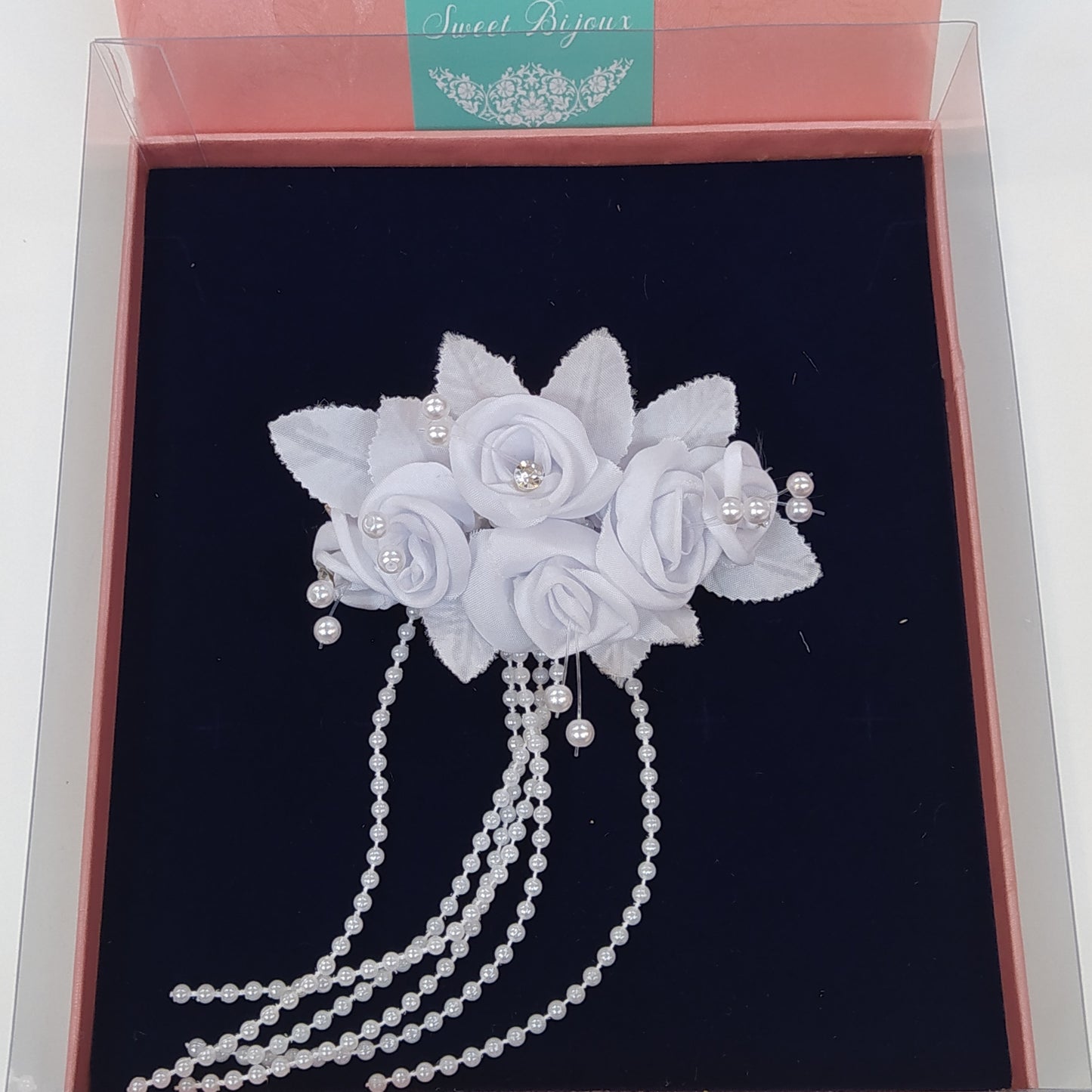Arranjo de flor tafetá com pérolas 13B59E1
