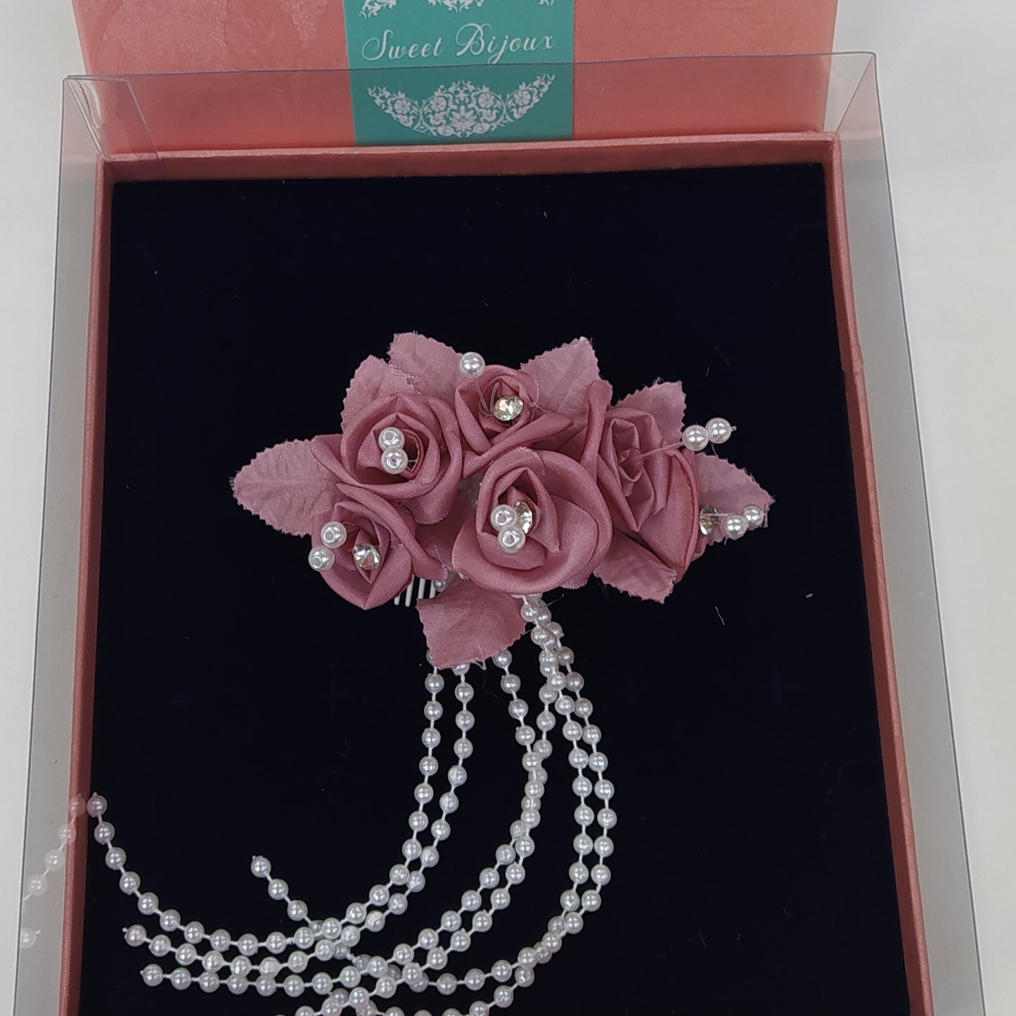Arranjo de flor tafetá com pérolas 13B59E1