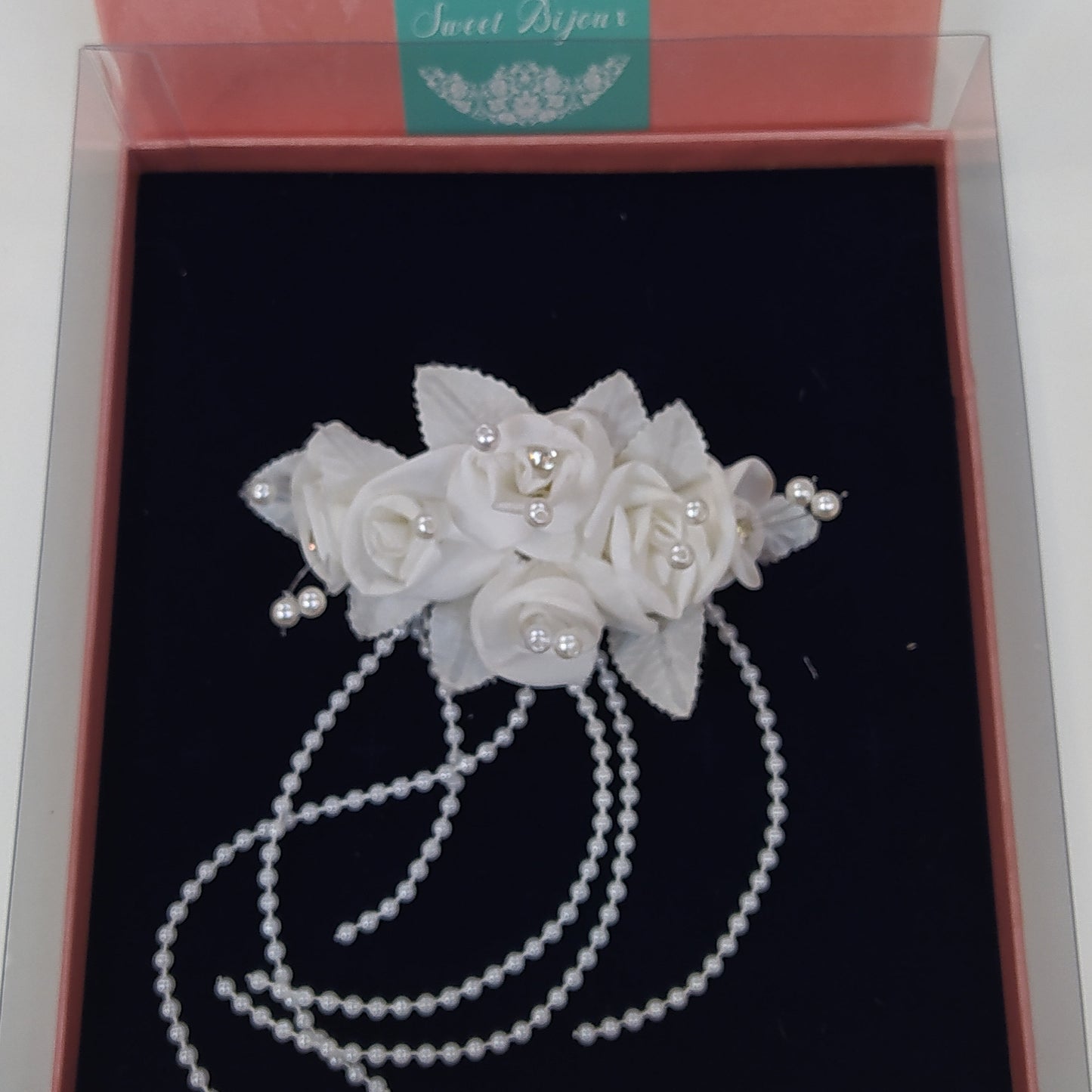 Arranjo de flor tafetá com pérolas 13B59E1
