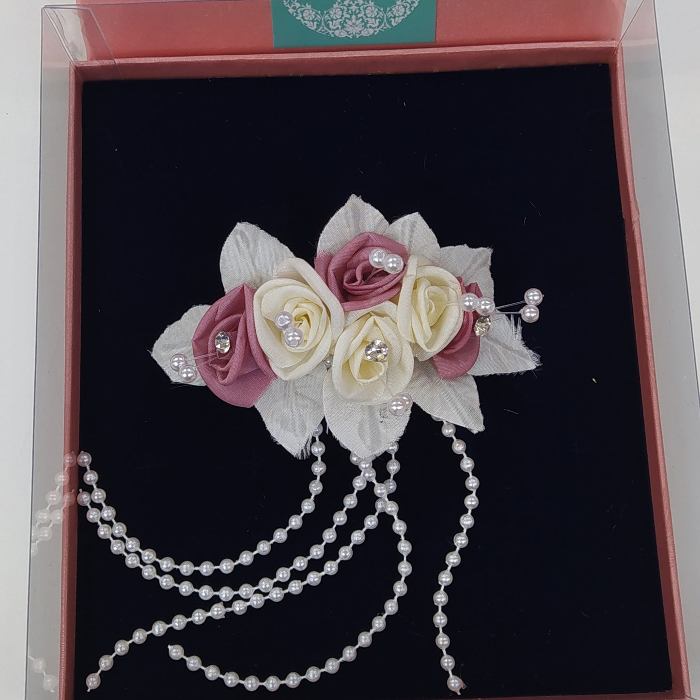 Arranjo de flor tafetá com pérolas 13B59E1