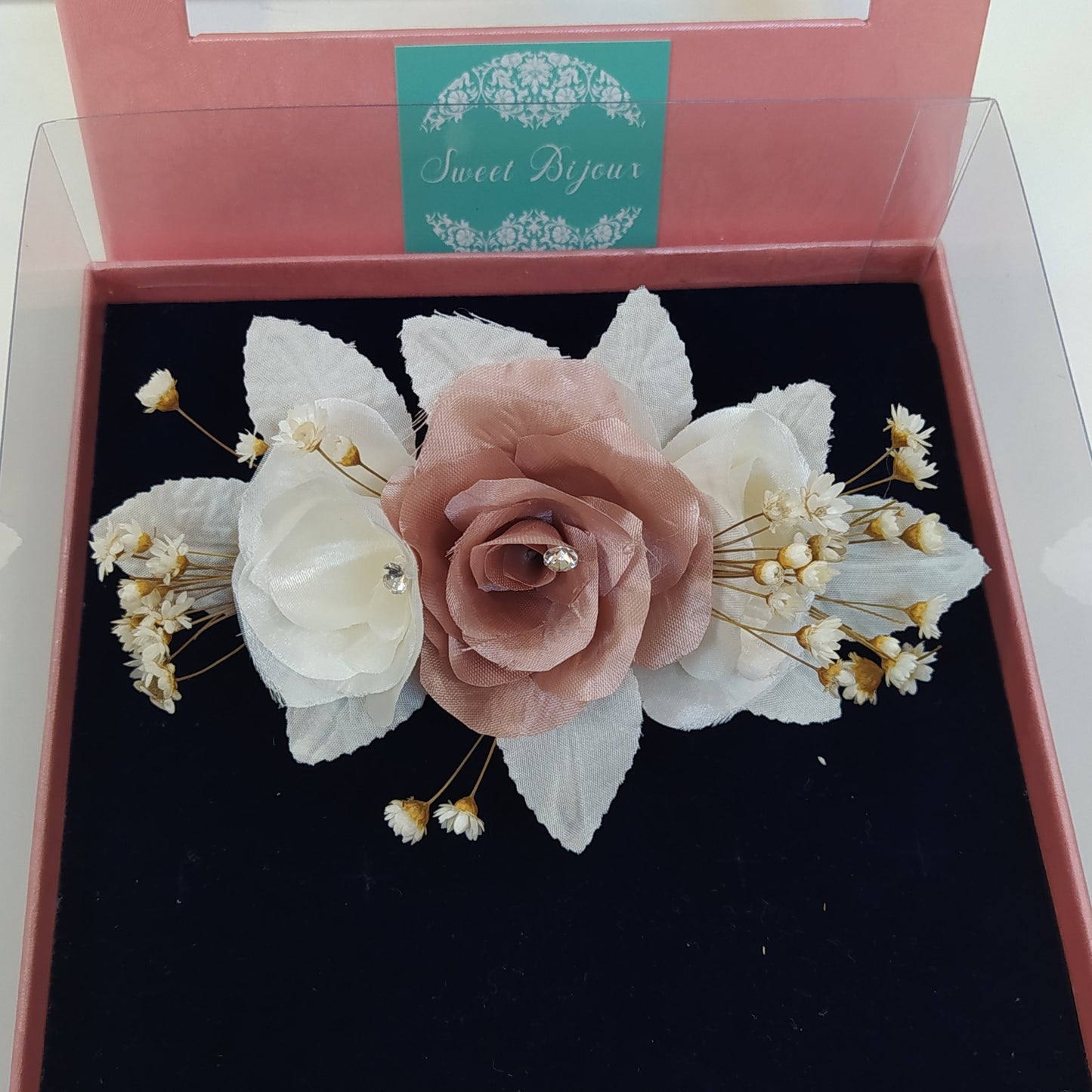 Arranjo de flor tafetá com cristais 13B5A6B
