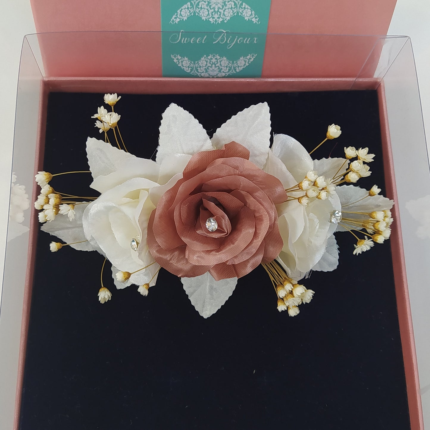 Arranjo de flor tafetá com cristais 13B5A6B