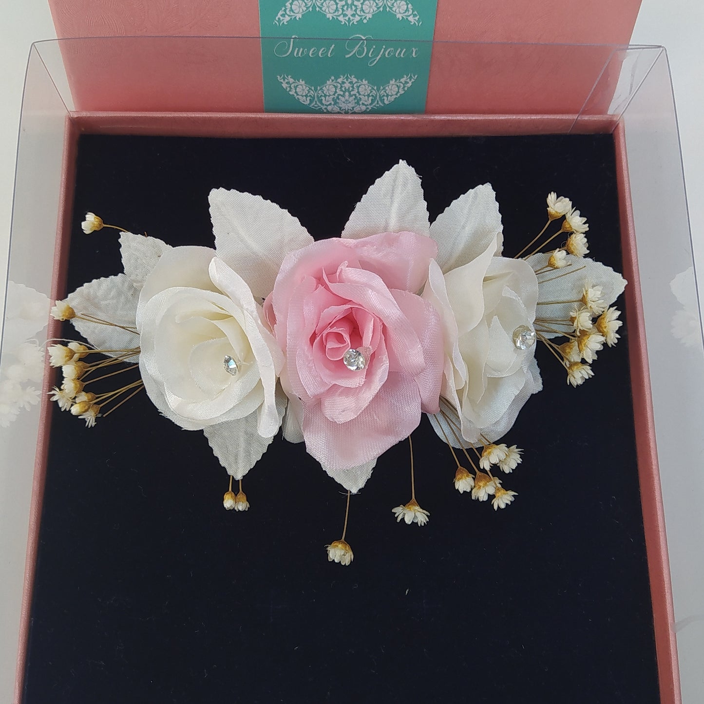 Arranjo de flor tafetá com cristais 13B5A6B