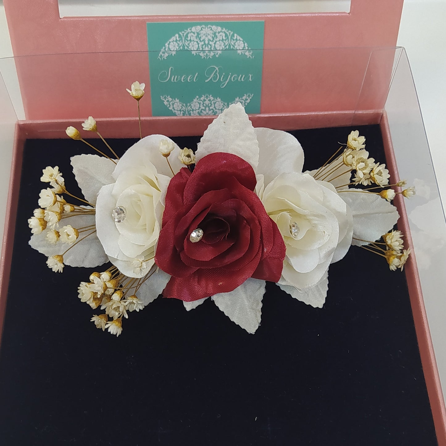 Arranjo de flor tafetá com cristais 13B5A6B