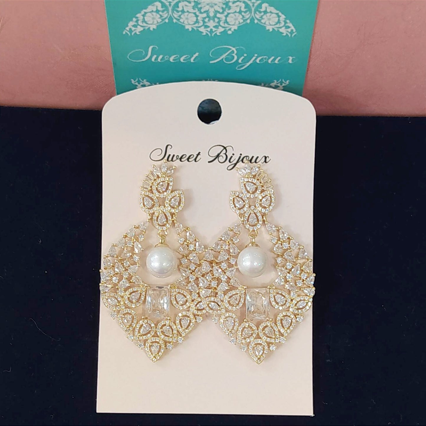 Brinco de zircônia com pérola dourado 1D4DF51