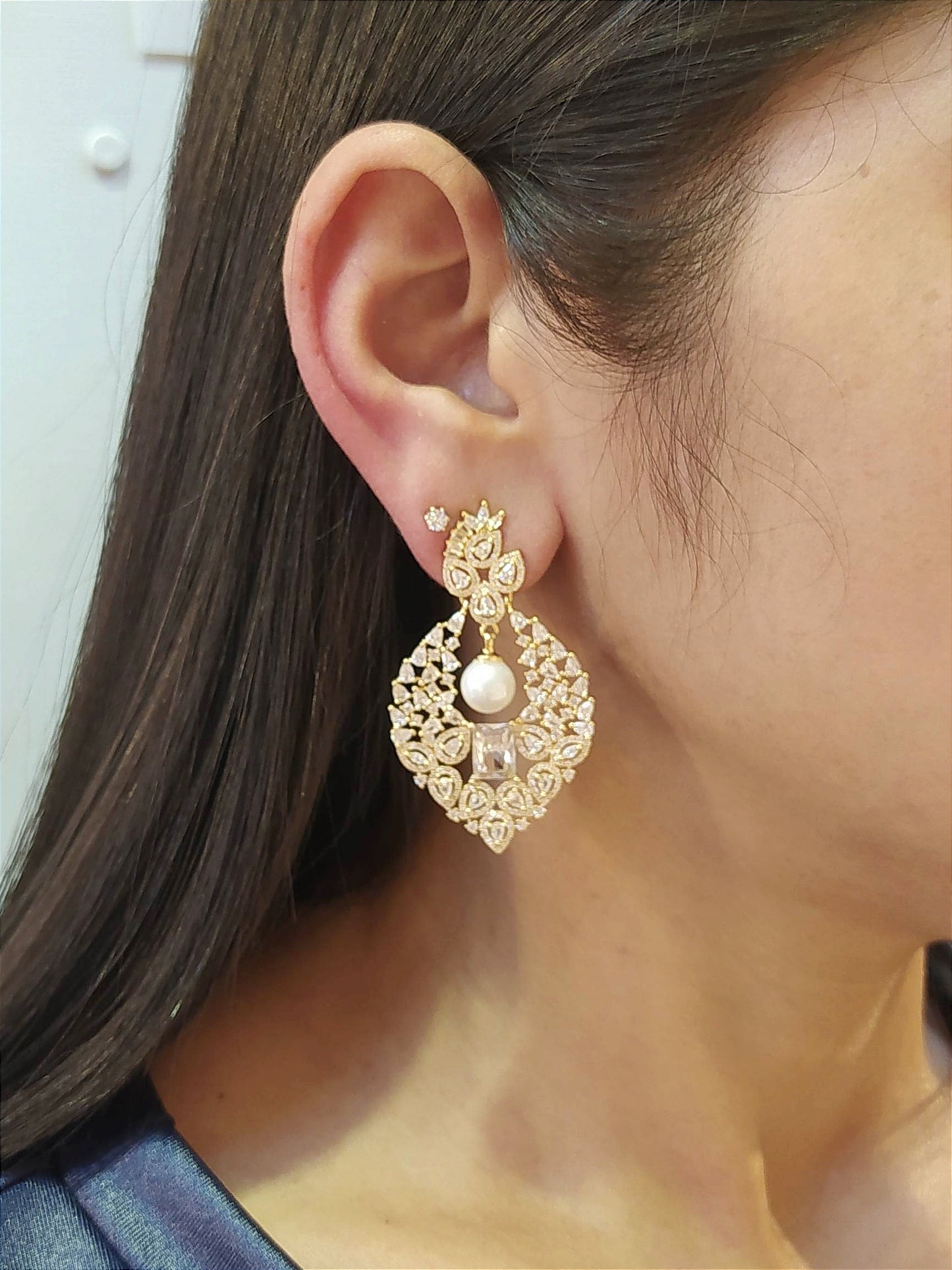 Brinco de zircônia com pérola dourado 1D4DF51