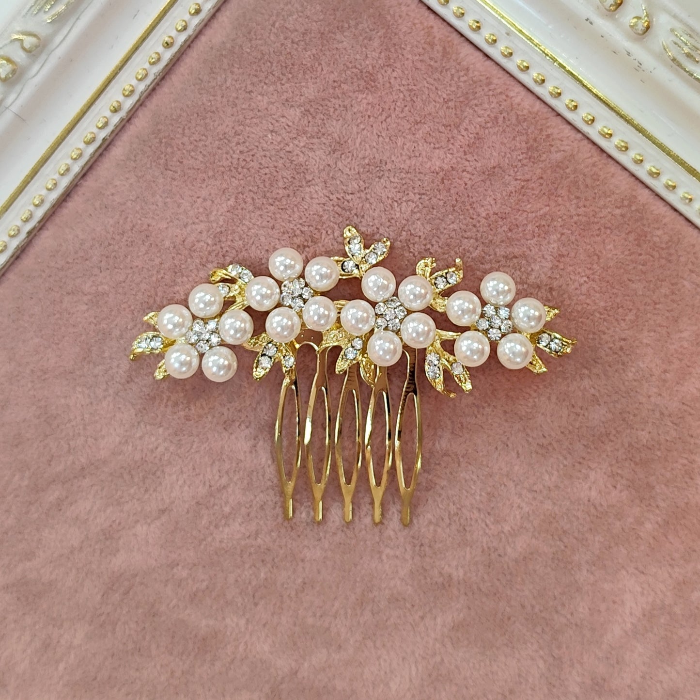 Arranjo com pérolas e cristais dourado 1987BA7