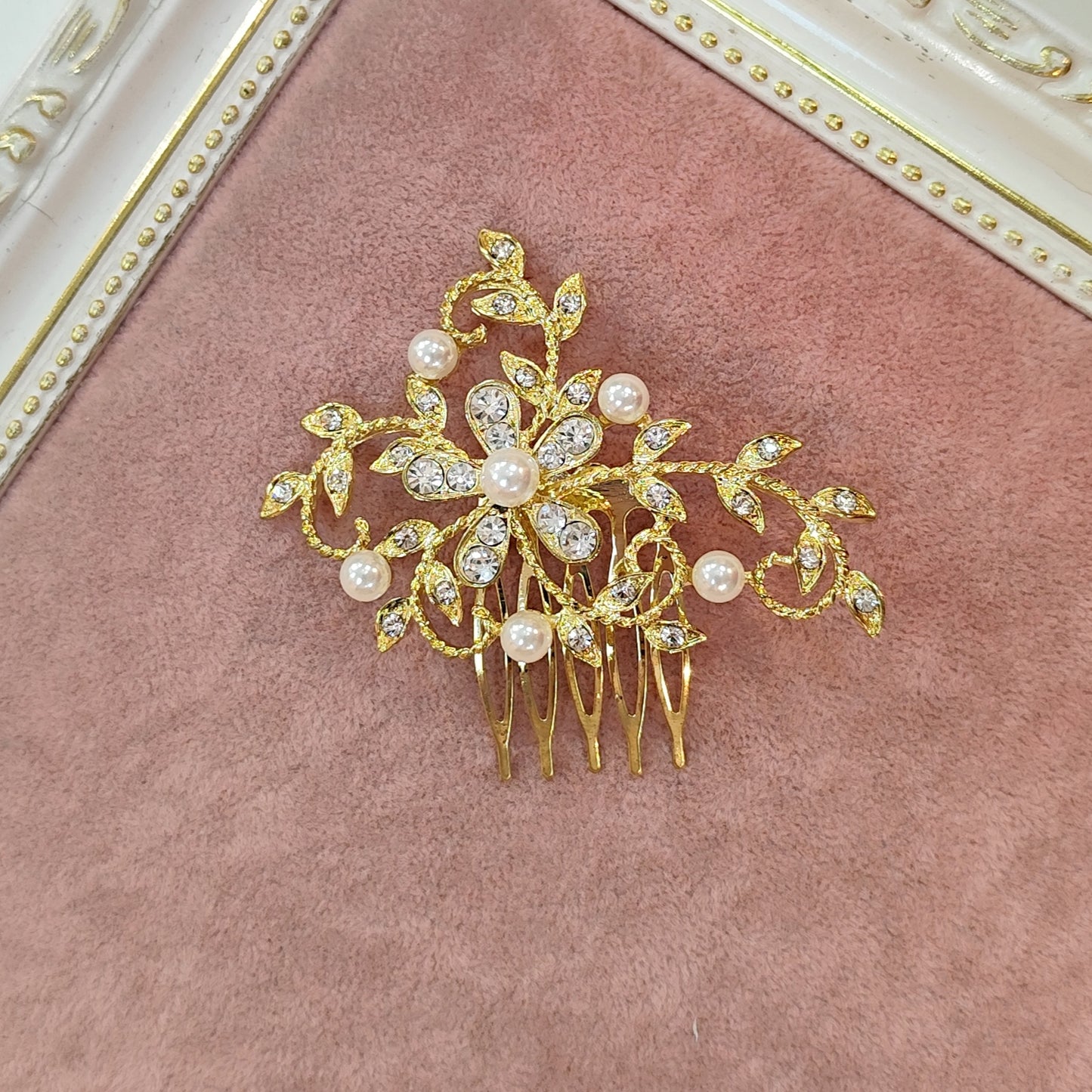 Arranjo com pérolas e cristais dourado 1987BD9